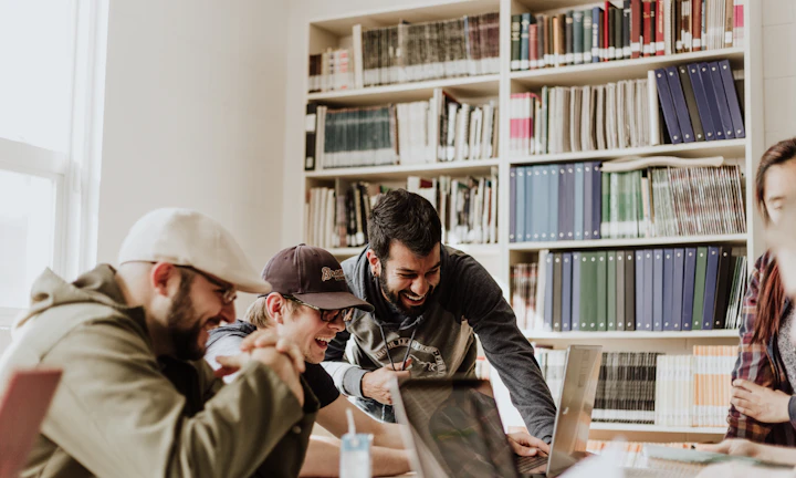 Studenti che lavorano con risorse di apprendimento per moduli scolastici e aggiornamenti.