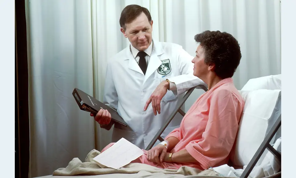 Consultazione tra medico e paziente per follow-up e istruzioni di cura.