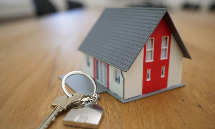 Modello di casa e chiavi per codici QR di annunci e open house.