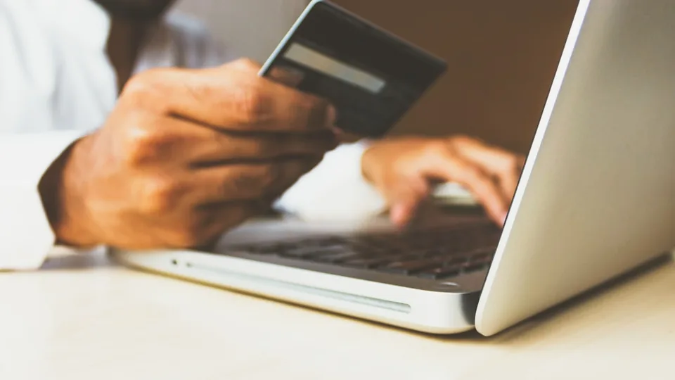 Contesto di sicurezza dei pagamenti online e delle carte per controllare le destinazioni di pagamento QR.