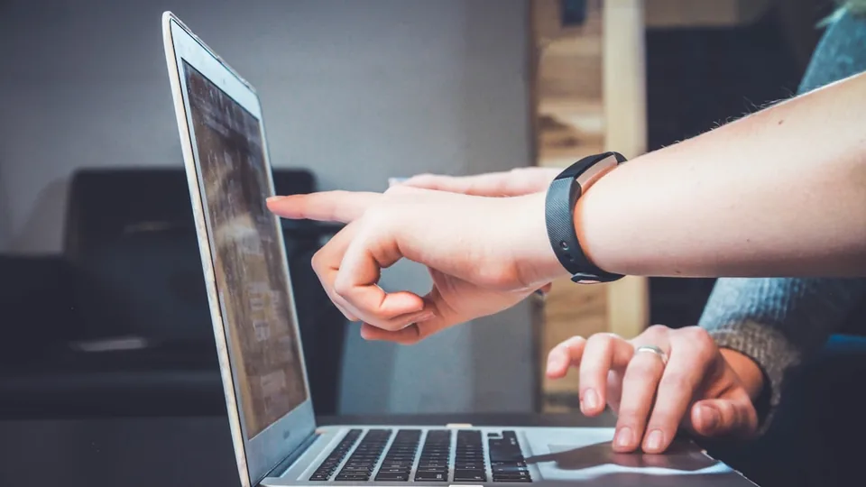 Spazio di lavoro laptop per controllare i codici QR prima di pubblicare asset stampati.