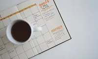 Scena di pianificazione del calendario che rappresenta prenotazioni, registrazioni e moduli.