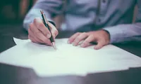 Documenti cartacei e materiali da scrivania che rappresentano file scaricabili e risorse bonus.