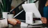 Conversazione di servizio clienti che rappresenta feedback, recensioni e supporto.