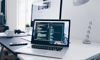 Laptop e spazio di lavoro del sito web che rappresentano accesso immediato alla principale risorsa digitale.